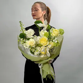 Флорист собирает букет